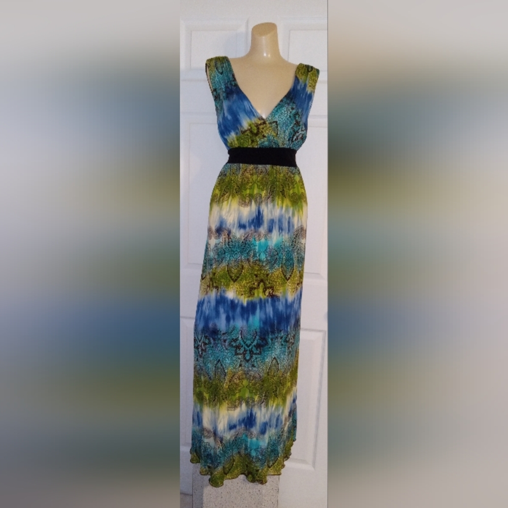 Like New Size 16 Sleeveless V-Neck Maxi Dress